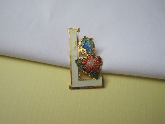 Broche Sea Gems goudkleurig cloisonné emaille letter L vlinder op bloem 3.7x1.9 cm. - nr. 1