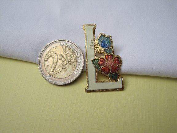 GERESERVEERD Broche Sea Gems goudkleurig cloisonné emaille letter L vlinder op bloem 3.7x1.9 cm. - Afbeelding 2