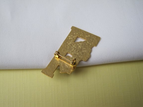 GERESERVEERD Broche Sea Gems goudkleurig cloisonné emaille letter L vlinder op bloem 3.7x1.9 cm. - Afbeelding 3
