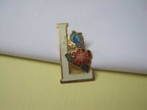 GERESERVEERD Broche Sea Gems goudkleurig cloisonné emaille letter L vlinder op bloem 3.7x1.9 cm. - Afbeelding 4