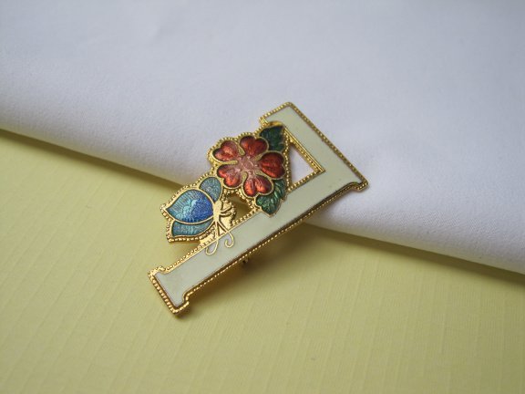 GERESERVEERD Broche Sea Gems goudkleurig cloisonné emaille letter L vlinder op bloem 3.7x1.9 cm. - Afbeelding 6