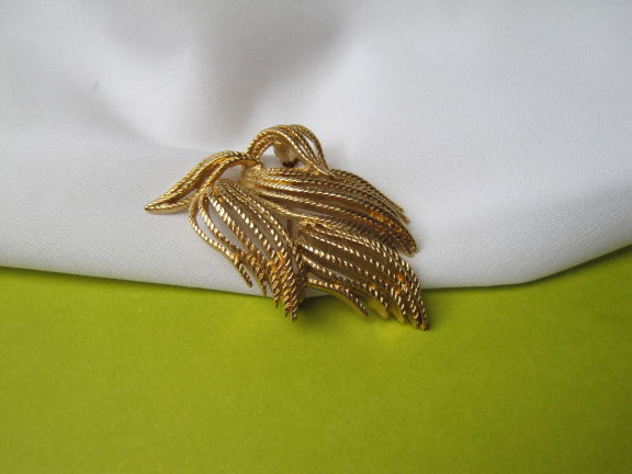Broche Monet goudkleurig koord motief strik model 5.2x3.5 cm. - nr. 1