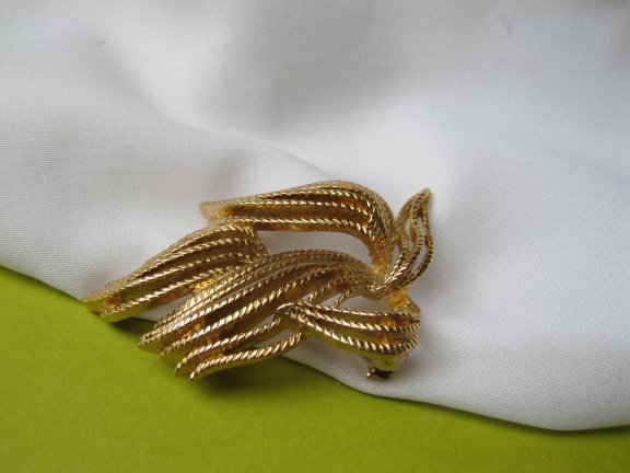 Broche Monet goudkleurig koord motief strik model 5.2x3.5 cm. - Afbeelding 2