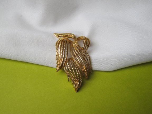 Broche Monet goudkleurig koord motief strik model 5.2x3.5 cm. - Afbeelding 3