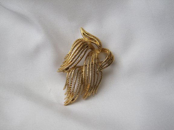 Broche Monet goudkleurig koord motief strik model 5.2x3.5 cm. - Afbeelding 4
