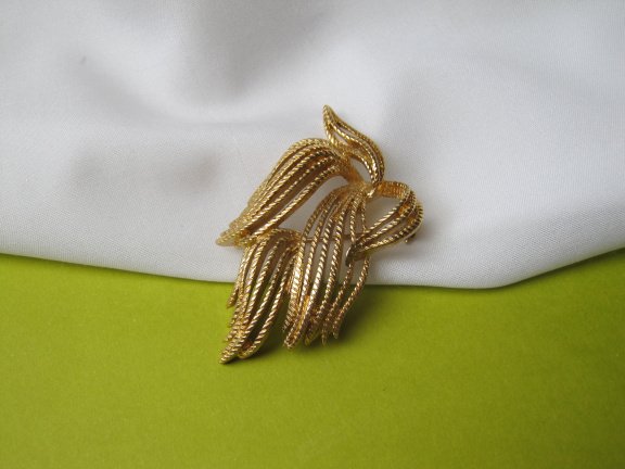 Broche Monet goudkleurig koord motief strik model 5.2x3.5 cm. - Afbeelding 6