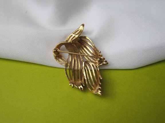 Broche Monet goudkleurig koord motief strik model 5.2x3.5 cm. - Afbeelding 7