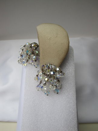 Oorbellen zilverkleurig met een cluster aurora kristal kralen 4.0x3.2 cm - nr. 1