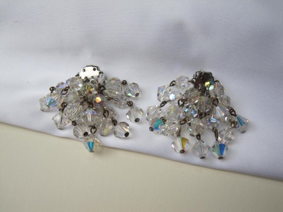 Oorbellen zilverkleurig met een cluster aurora kristal kralen 4.0x3.2 cm - Afbeelding 2