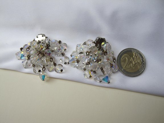 Oorbellen zilverkleurig met een cluster aurora kristal kralen 4.0x3.2 cm - Afbeelding 3