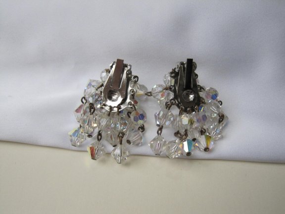 Oorbellen zilverkleurig met een cluster aurora kristal kralen 4.0x3.2 cm - Afbeelding 4