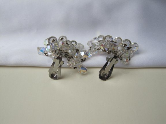 Oorbellen zilverkleurig met een cluster aurora kristal kralen 4.0x3.2 cm - Afbeelding 5