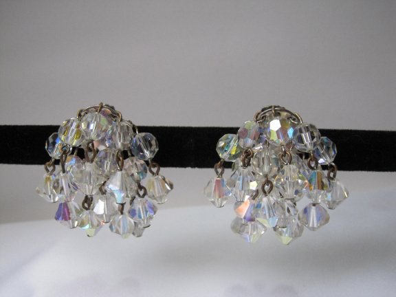 Oorbellen zilverkleurig met een cluster aurora kristal kralen 4.0x3.2 cm - Afbeelding 6