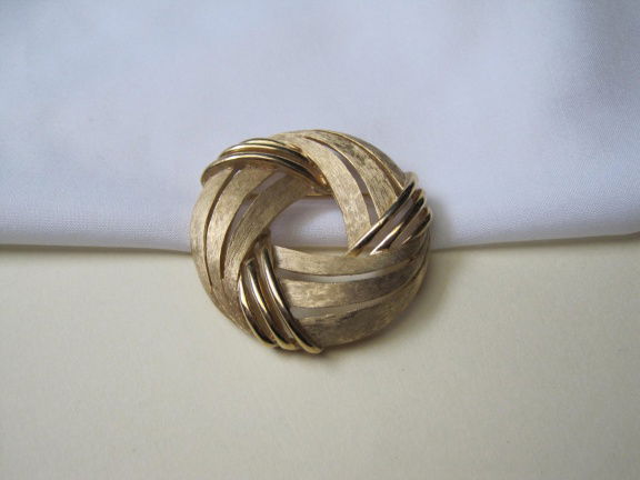 Broche Trifari Crown goudkleurig knoopmodel 4.5 cm - nr. 1