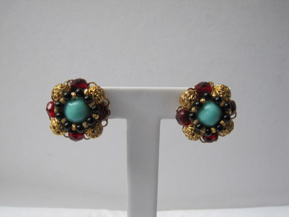 Oorbellen Marvella goudkleurig met turquoise en rode glas kralen 2.3x2.3 cm - nr. 1