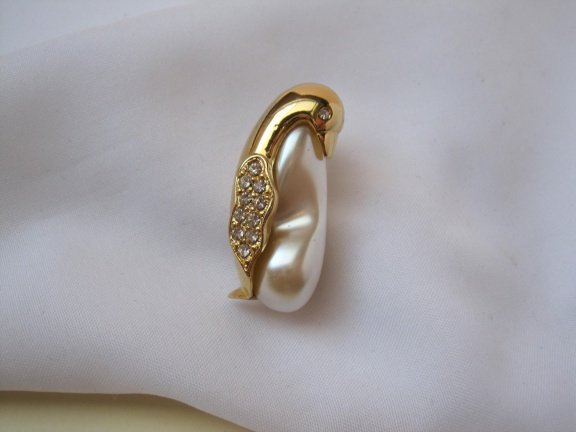Broche Marvella goudkleurig pinguin met parelmoerkleurige cabochon lijf 3.6x1.5 cm - nr. 1