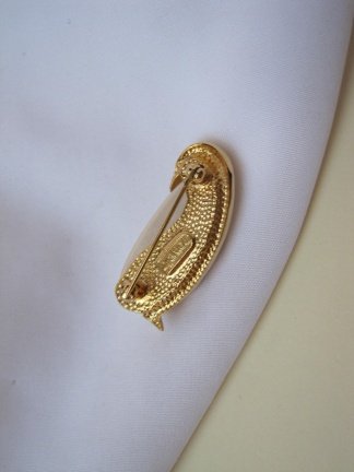 Broche Marvella goudkleurig pinguin met parelmoerkleurige cabochon lijf 3.6x1.5 cm - Afbeelding 2