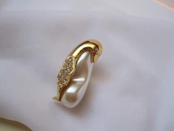 Broche Marvella goudkleurig pinguin met parelmoerkleurige cabochon lijf 3.6x1.5 cm - Afbeelding 3