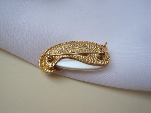 Broche Marvella goudkleurig pinguin met parelmoerkleurige cabochon lijf 3.6x1.5 cm - Afbeelding 4