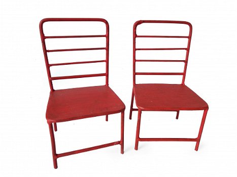 2 rode metalen stoeltjes - 1
