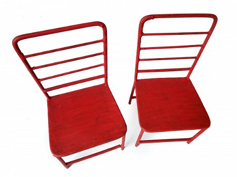 2 rode metalen stoeltjes - 2
