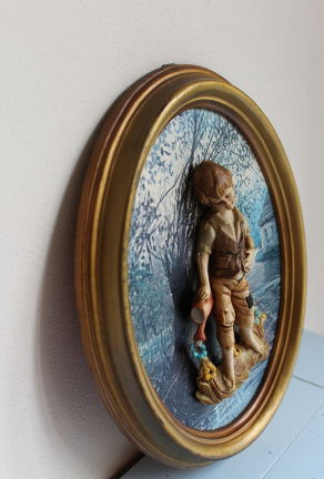 Decoratief vintage lijstje met jongen die bloemen water geeft - Afbeelding 2