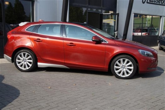 Volvo V40 - 1.6 D2 Momentum Pack Pro Climatronic | Panorama dak | cruisecontrol | navigatie | achter - 1