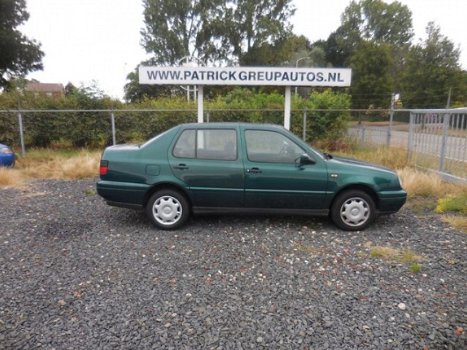 Volkswagen Vento - 1.8 GL - 1