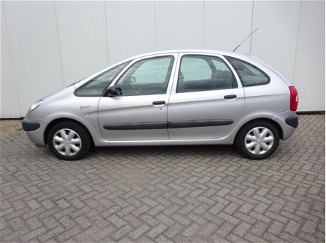 Citroën Xsara Picasso - 1.8i-16V nette auto met trekhaak en airco - 1