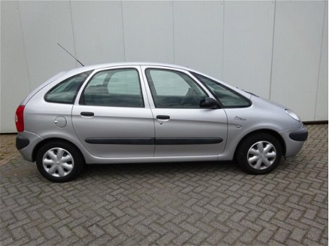 Citroën Xsara Picasso - 1.8i-16V nette auto met trekhaak en airco - 1