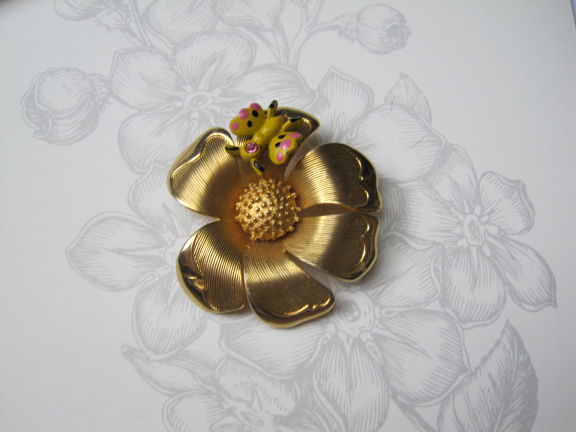 Broche Beau Jewels goudkleurige bloem met geel roze vlindertje 4.6x4.4 cm. - nr. 1