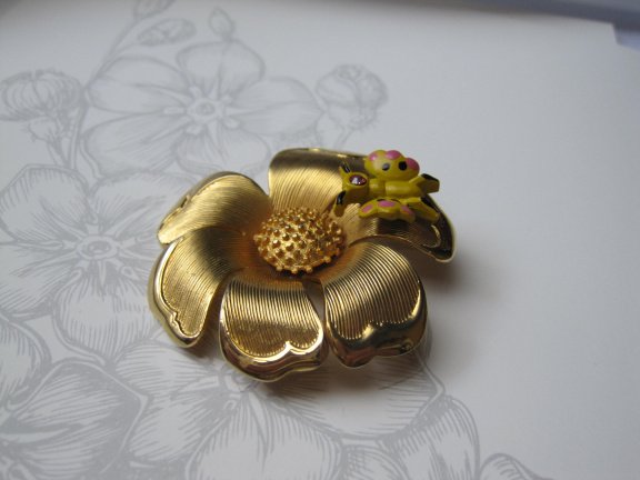 Broche Beau Jewels goudkleurige bloem met geel roze vlindertje 4.6x4.4 cm. - Afbeelding 2