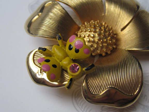 Broche Beau Jewels goudkleurige bloem met geel roze vlindertje 4.6x4.4 cm. - Afbeelding 4