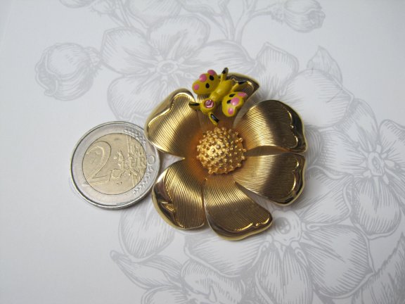 Broche Beau Jewels goudkleurige bloem met geel roze vlindertje 4.6x4.4 cm. - Afbeelding 6