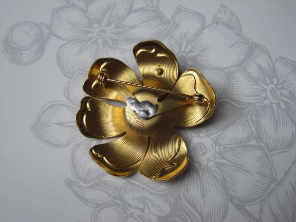 Broche Beau Jewels goudkleurige bloem met geel roze vlindertje 4.6x4.4 cm. - Afbeelding 7