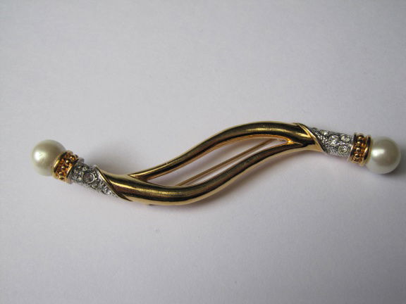Broche Avon goudkleurig met twee parelkraal uiteinden 9.7x1.3 cm - nr. 1