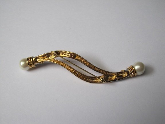 Broche Avon goudkleurig met twee parelkraal uiteinden 9.7x1.3 cm - Afbeelding 2