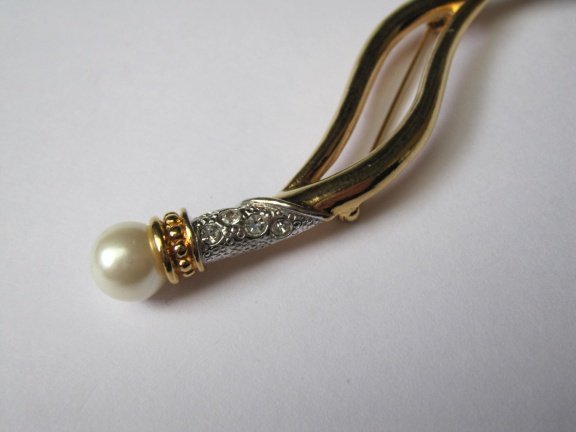 Broche Avon goudkleurig met twee parelkraal uiteinden 9.7x1.3 cm - Afbeelding 3
