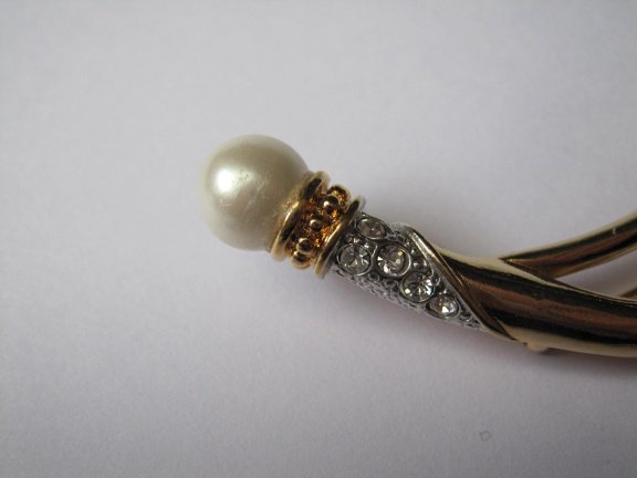 Broche Avon goudkleurig met twee parelkraal uiteinden 9.7x1.3 cm - Afbeelding 6