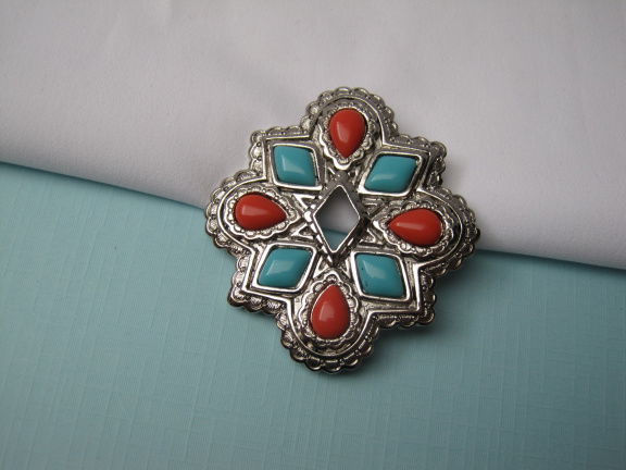 Broche hanger Avon zilverkleurig met turquoise en rode cabochons 5.4x5.0 cm - nr. 1