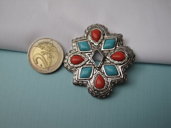 Broche hanger Avon zilverkleurig met turquoise en rode cabochons 5.4x5.0 cm - Afbeelding 2