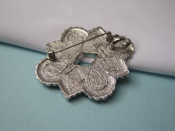 Broche hanger Avon zilverkleurig met turquoise en rode cabochons 5.4x5.0 cm - Afbeelding 3