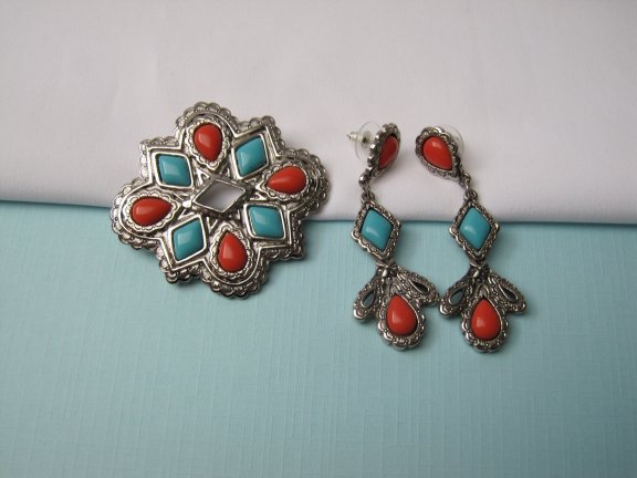 Broche hanger Avon zilverkleurig met turquoise en rode cabochons 5.4x5.0 cm - Afbeelding 5