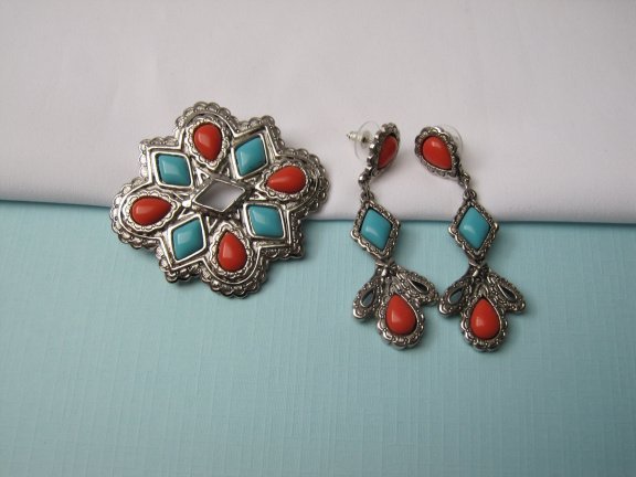 Broche hanger Avon zilverkleurig met turquoise en rode cabochons 5.4x5.0 cm - Afbeelding 6