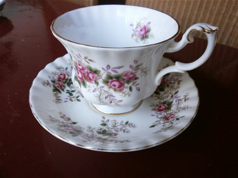 Royal Albert ,kop en schotel, LAVENDER ROSE. - 1