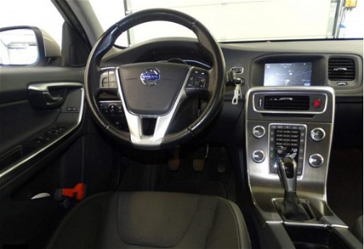 Volvo V60 - 2.0 D4 Momentum Navigatie, Trekhaak, Ecc - 1