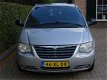 Chrysler Voyager - 2.4i Business Edition 7-Pers., Full Option, 2e eig., Trekhaak, Navi, etc. - 1 - Thumbnail