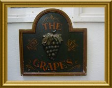 Antiek zwaar houten pubbord / pub sign reclame bord voor café The Grapes, Kent ale