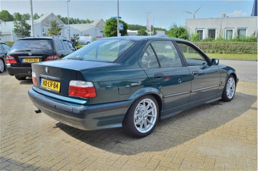 BMW 3-serie - 318i Colorline *Cruise, PDC, NAP Youngtimer - 1