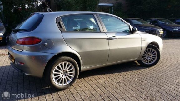 Alfa Romeo 147 - - 1.6 T.SPARK GRIGIO STROMBOLI MET APK - 1